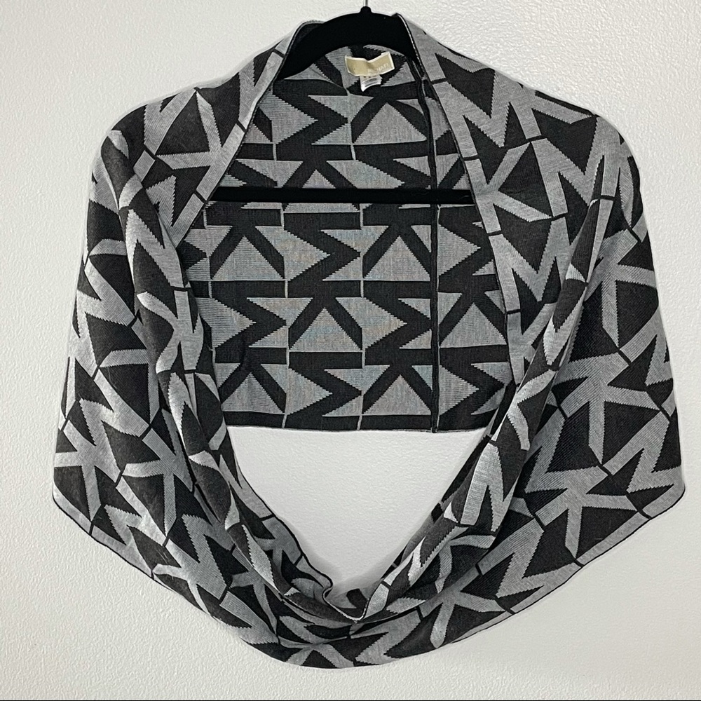 🛍 Michael Kors Infinity Scarf